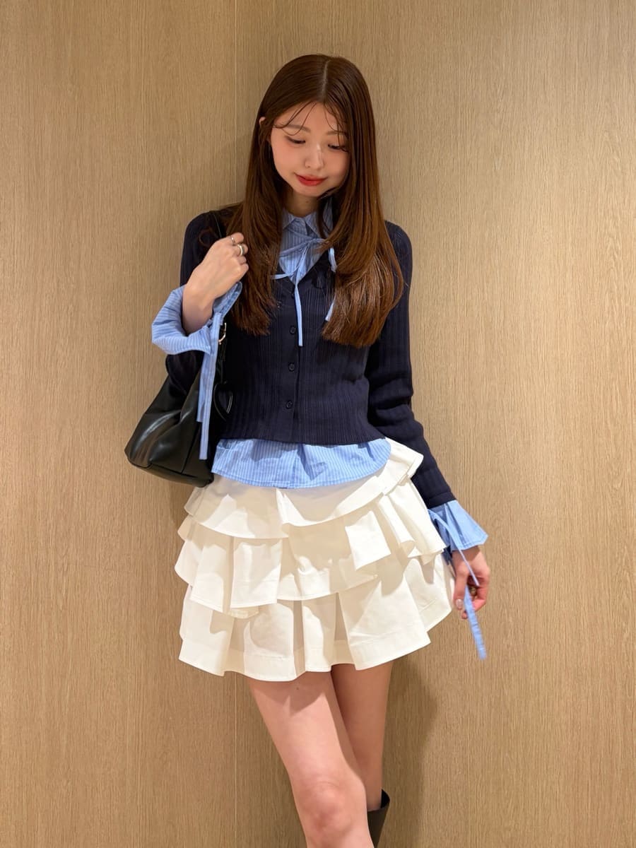 ホワイト系のその他パンツ、ブルー系のニット/セーター、ブラック系のショルダーバッグを着用したレディースの夏コーディネートの4枚目の写真