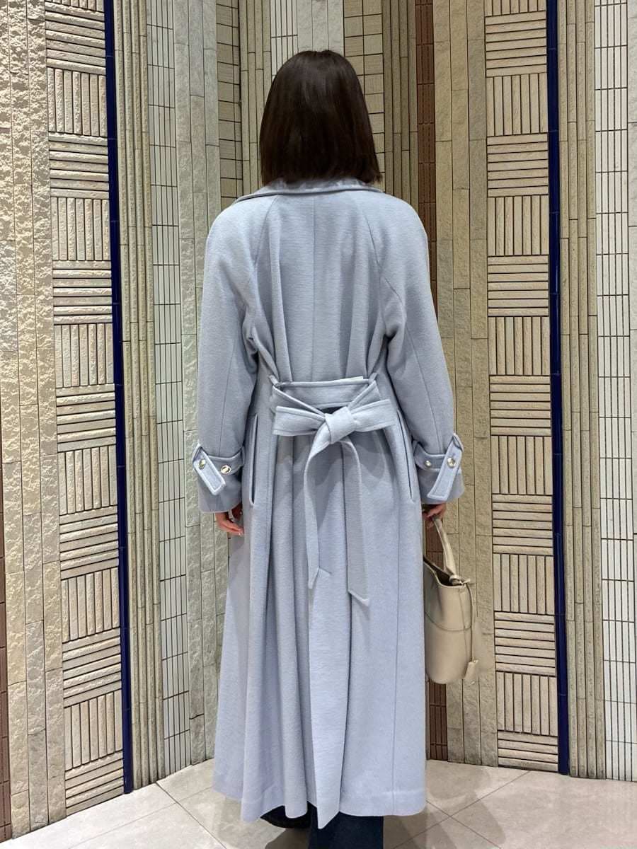 ブラック系のブーツ、ブルー系のその他パンツ、ブルー系のチェスターコートを着用したレディースの冬コーディネートの6枚目の写真