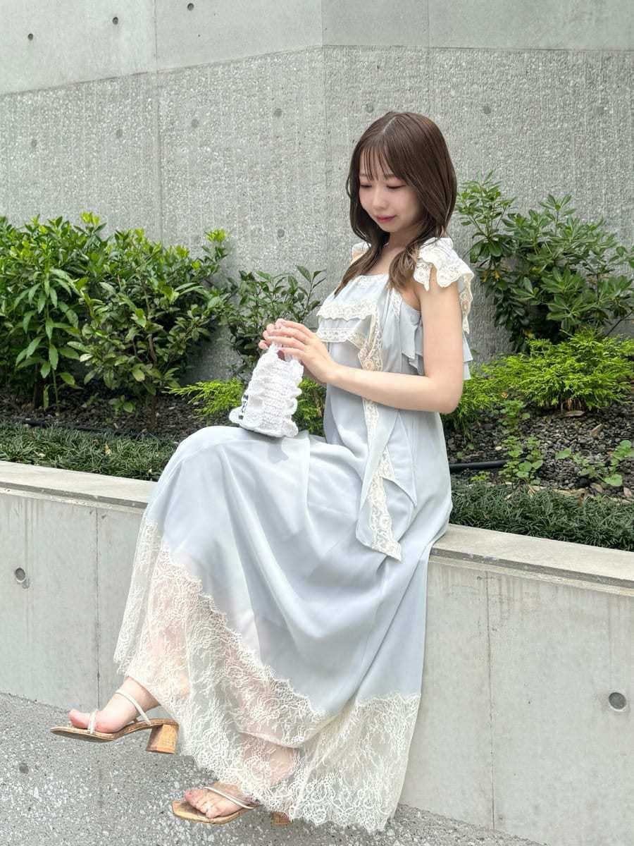 ホワイト系のショルダーバッグ、ブルー系のワンピース、その他のサンダルを着用したレディースの春コーディネートの3枚目の写真