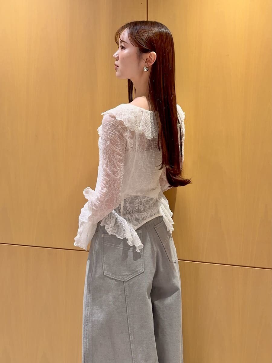 グレー系のデニムパンツ、ホワイト系のTシャツ/カットソー、その他のパンプスを着用したレディースの冬コーディネートの5枚目の写真