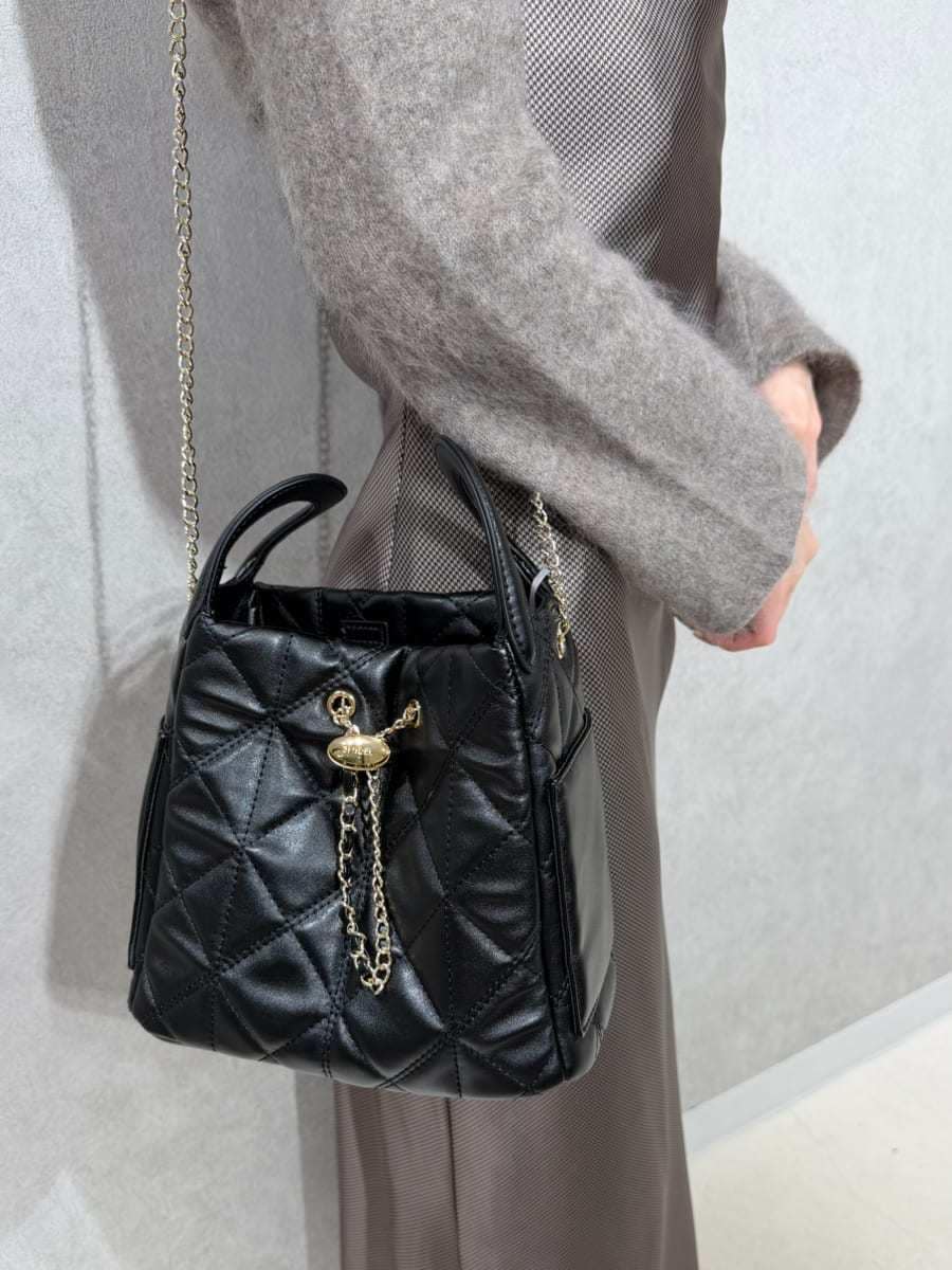その他のワンピース、ブラウン系のカーディガン/ボレロ、ブラック系のパンプスを着用したレディースの秋コーディネートの7枚目の写真