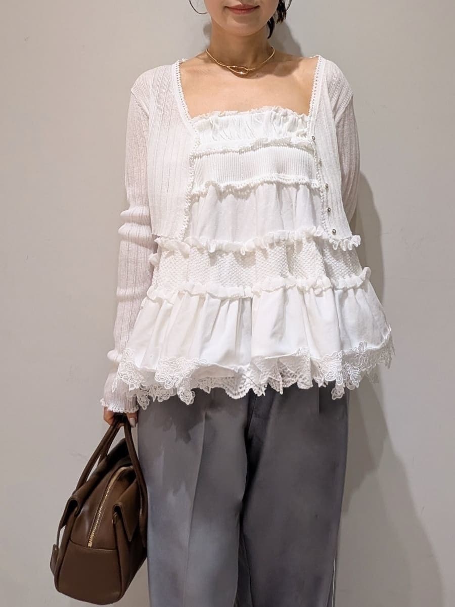 グレー系のその他パンツ、ホワイト系のニット/セーター、ホワイト系のカーディガン/ボレロを着用したレディースの夏コーディネートの3枚目の写真