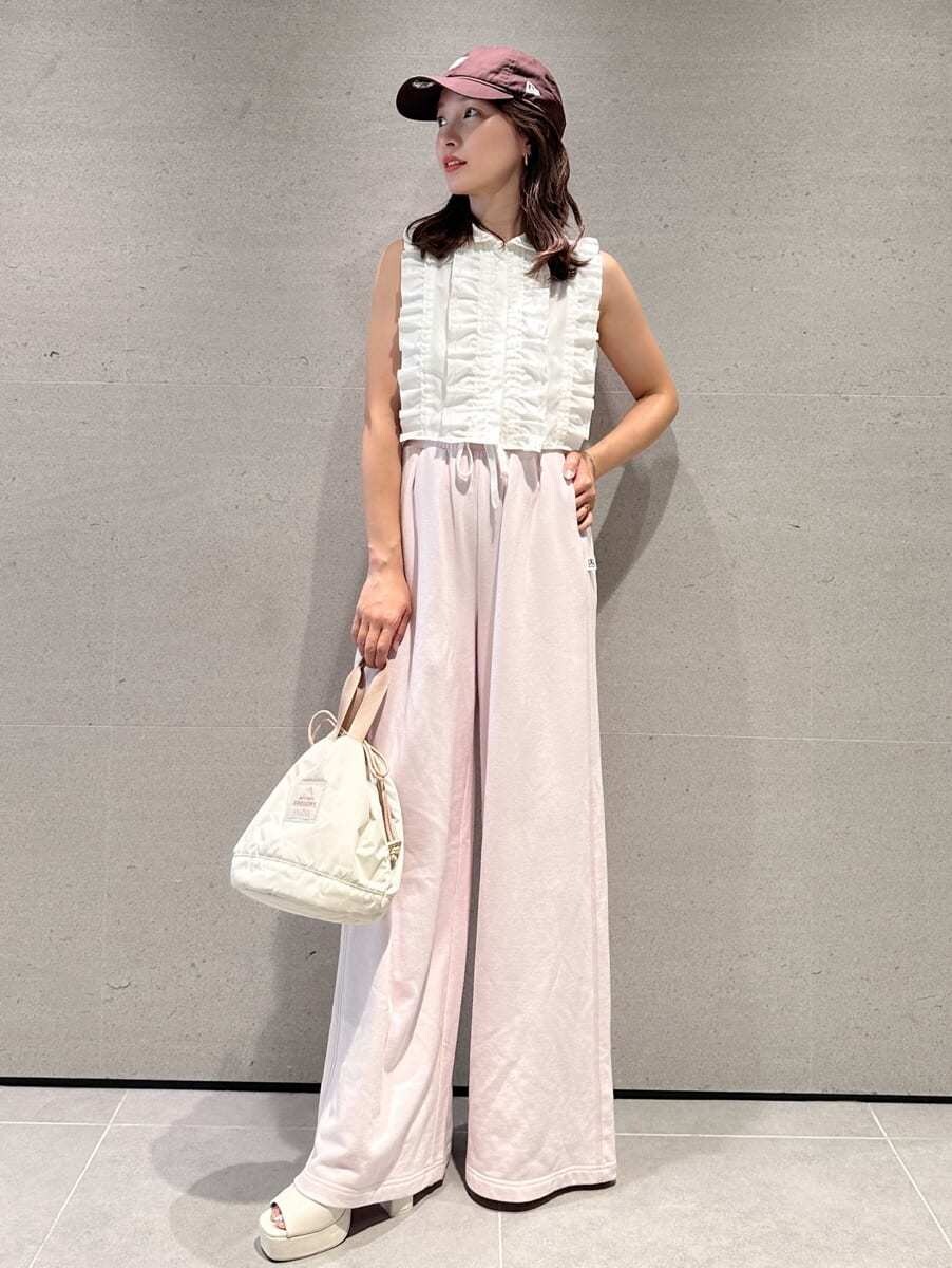 ホワイト系のシャツ/ブラウス、ピンク系のスウェットパンツ、ホワイト系のサンダルを着用したレディースの夏コーディネートの5枚目の写真