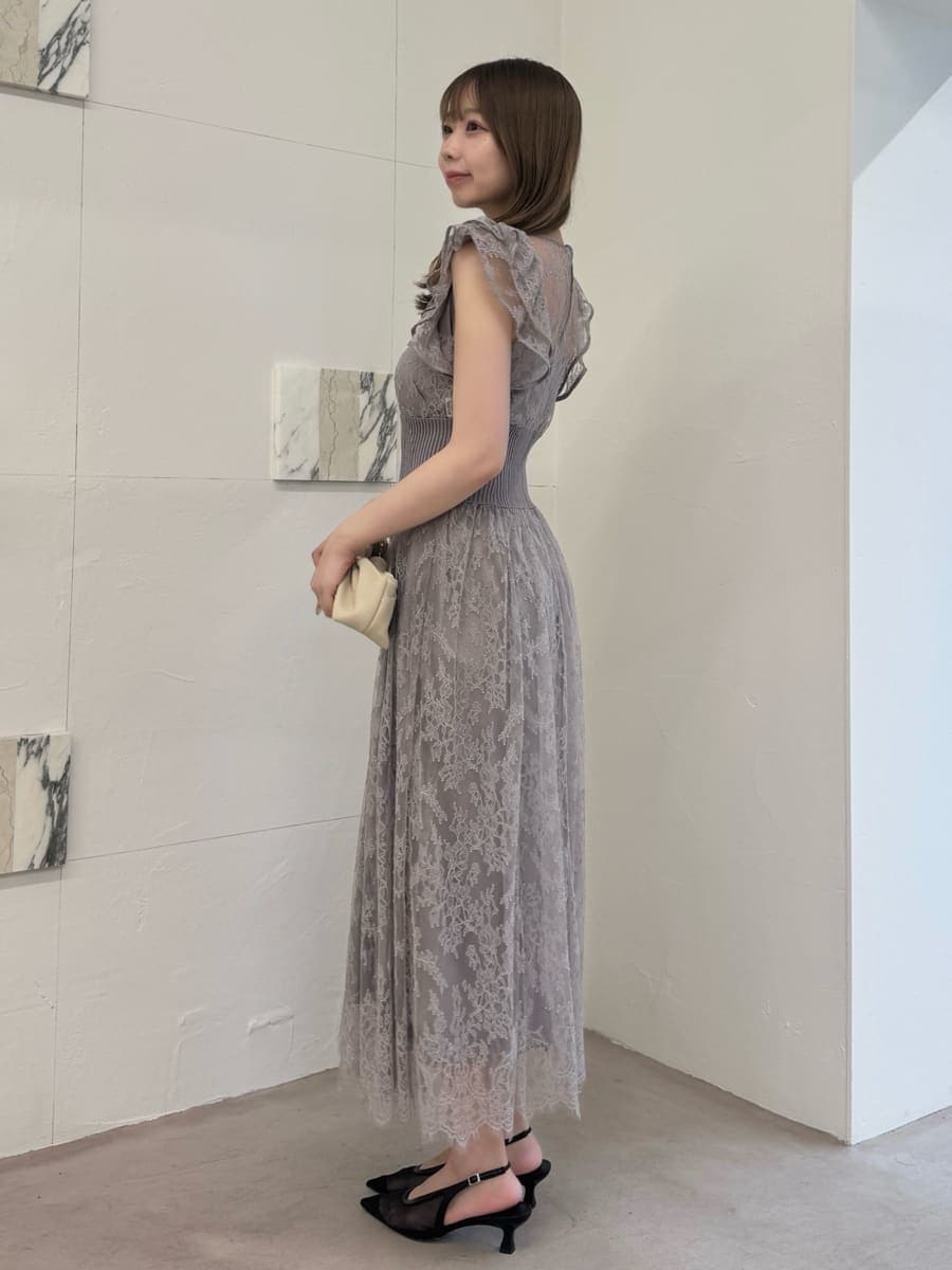 グレー系のドレスを着用したレディースの夏コーディネートの2枚目の写真