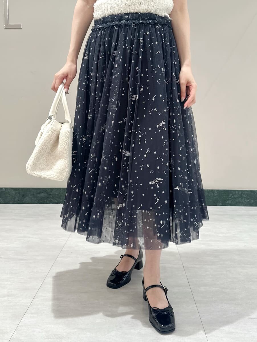 ホワイト系のニット/セーター、ブルー系のスカート、ブラック系のパンプスを着用したレディースの夏コーディネートの3枚目の写真