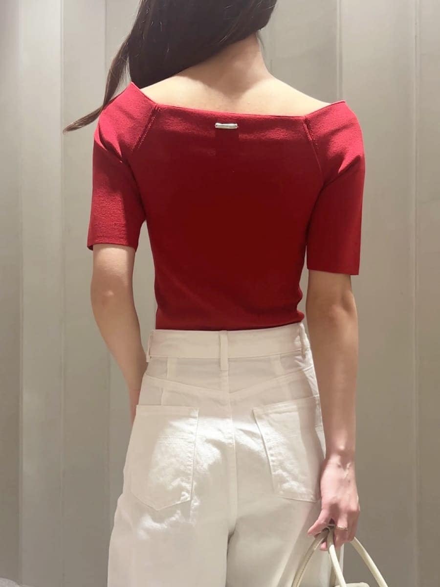 ホワイト系のボストンバッグ、ホワイト系のデニムパンツ、レッド系のニット/セーターを着用したレディースの夏コーディネートの7枚目の写真