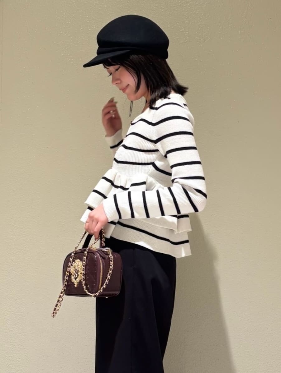 ブラック系のその他パンツ、その他のニット/セーター、ブラック系のサンダルを着用したレディースの秋コーディネートの5枚目の写真