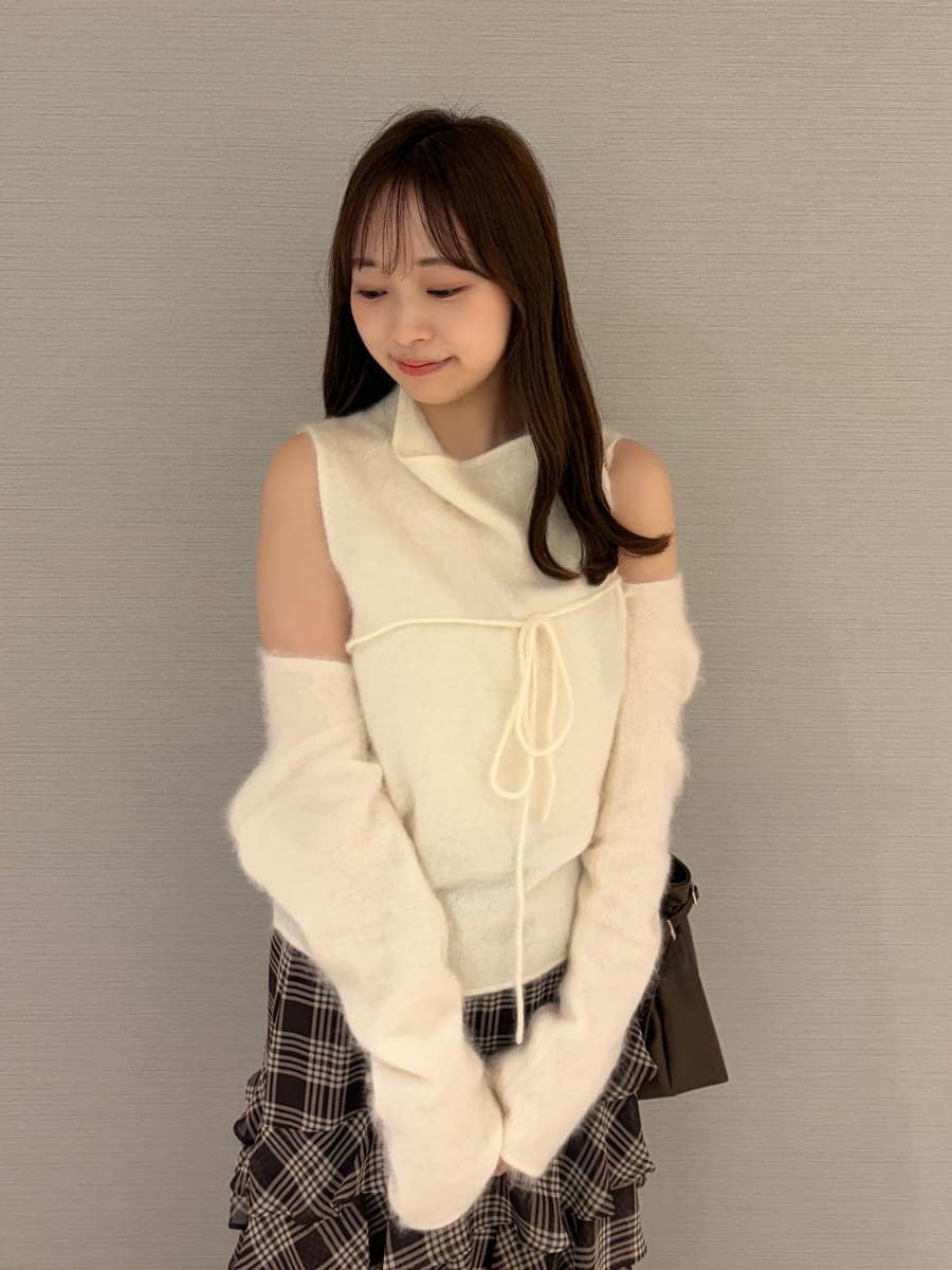 ホワイト系のTシャツ/カットソー、ホワイト系のカーディガン/ボレロ、ブラウン系のサンダルを着用したレディースの秋コーディネートの5枚目の写真
