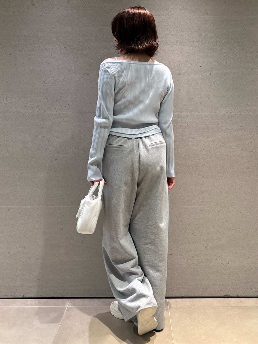 ホワイト系のショルダーバッグ、グレー系のその他パンツ、ブルー系のニット/セーターを着用したレディースの春コーディネートの5枚目の写真