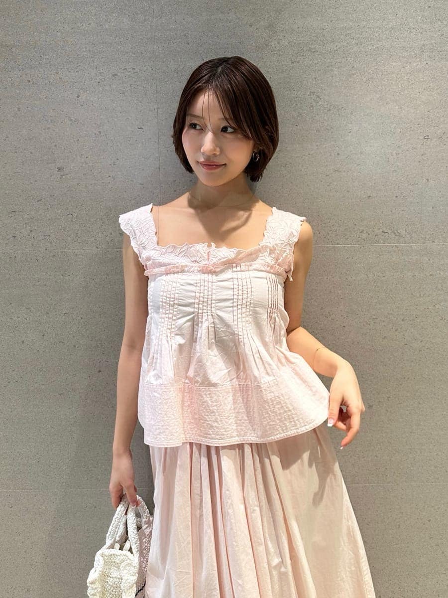 ピンク系のスカート、ピンク系のシャツ/ブラウス、ホワイト系のショルダーバッグを着用したレディースの春コーディネートの3枚目の写真