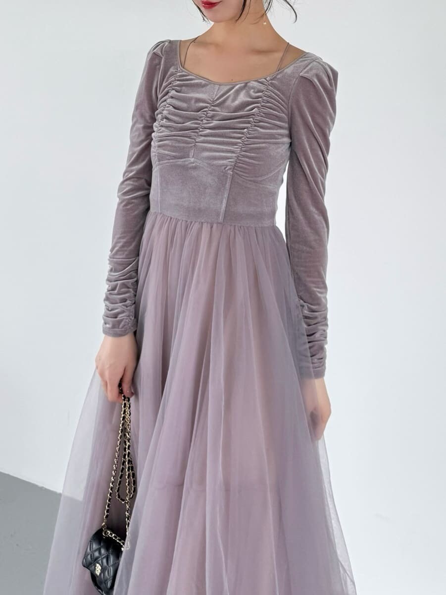 ブラック系のショルダーバッグ、ブラック系のパンプス、その他のイヤリングを着用したレディースの夏コーディネートの4枚目の写真