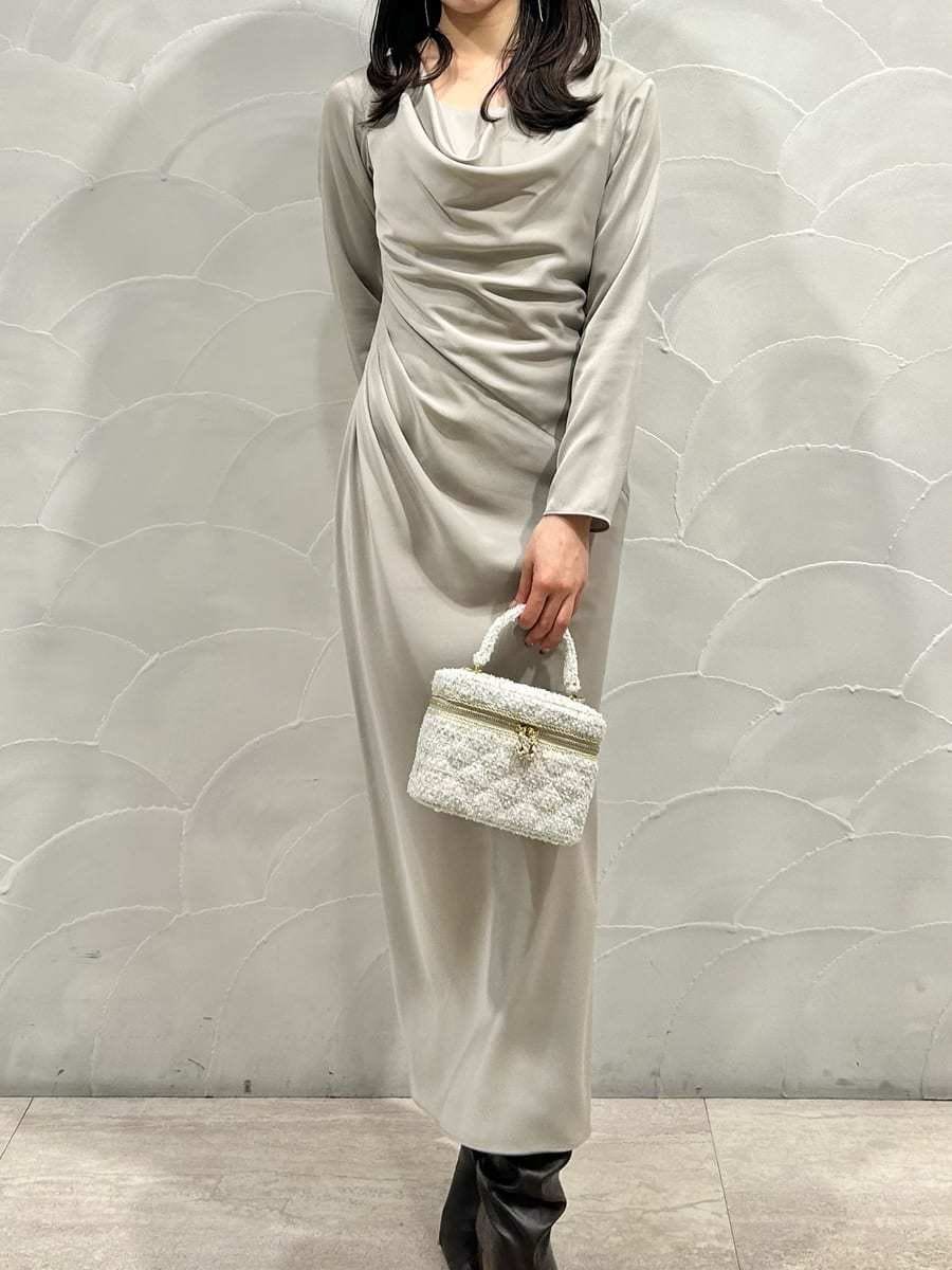 グリーン系のワンピース、ホワイト系のハンドバッグを着用したレディースの冬コーディネートの5枚目の写真