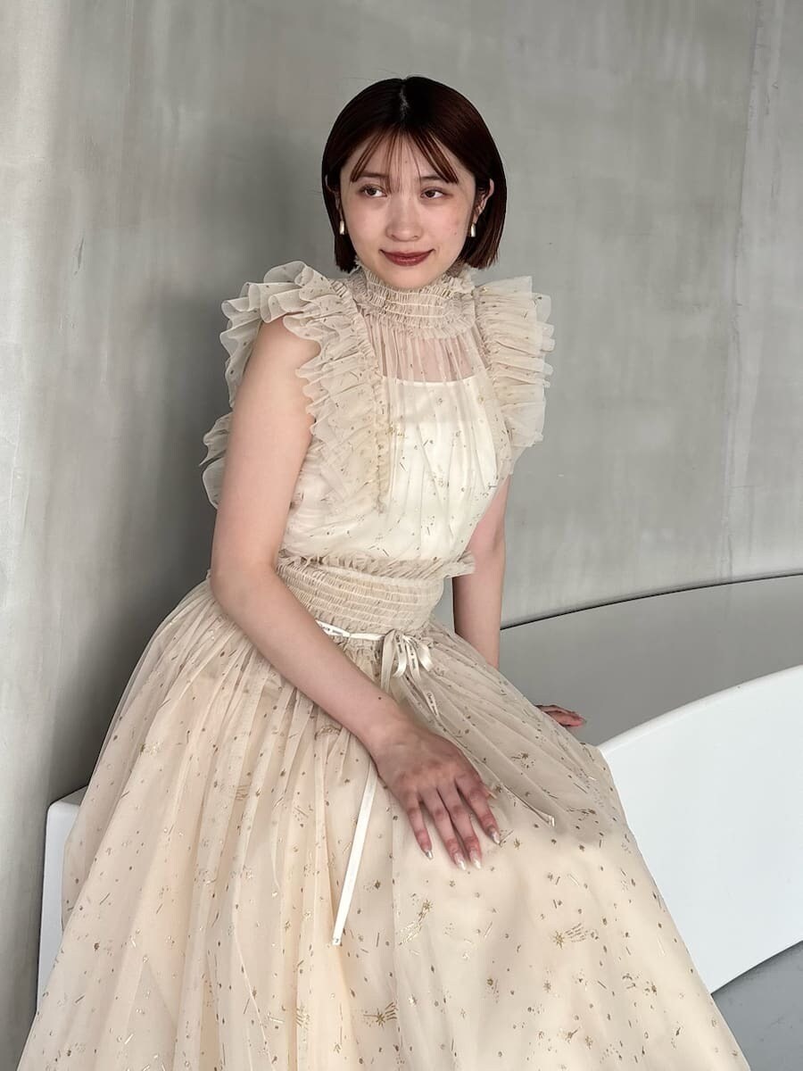 ベージュ系のシャツ/ブラウス、ベージュ系のスカートを着用したレディースの夏コーディネートの4枚目の写真