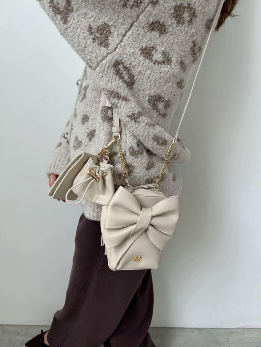 その他のカーディガン/ボレロ、ブラウン系のその他パンツ、ホワイト系のショルダーバッグを着用したレディースの秋コーディネートの6枚目の写真