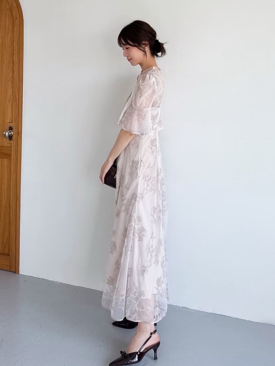 ピンク系のワンピース、ブラウン系のボストンバッグ、シルバー系のイヤリングを着用したレディースの夏コーディネートの2枚目の写真