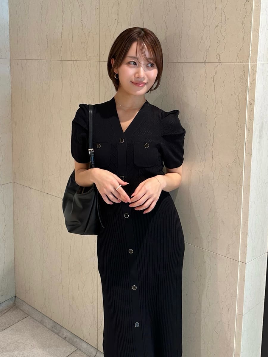 ブラック系のワンピース、その他のパンプス、ブラック系のショルダーバッグを着用したレディースの夏コーディネートの4枚目の写真
