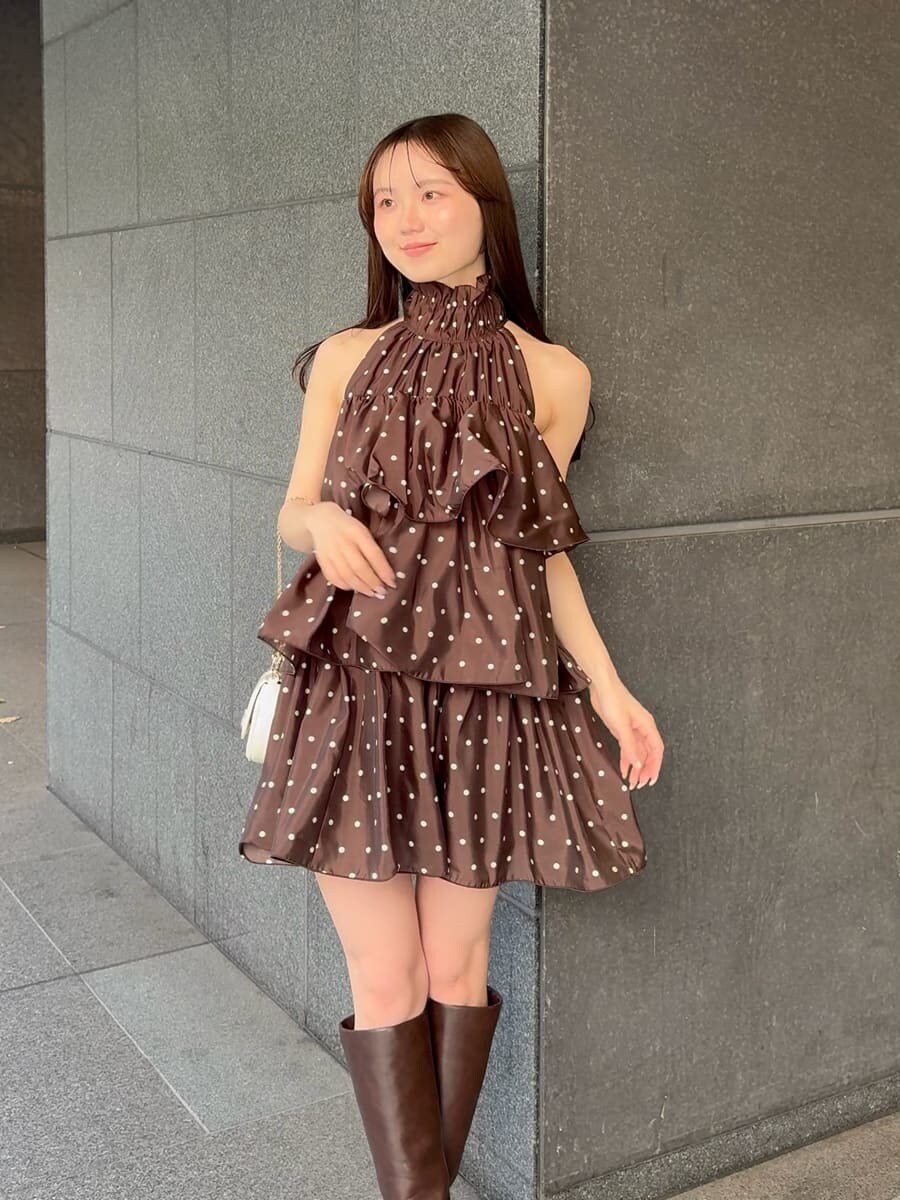 ブラウン系のワンピース、ホワイト系のショルダーバッグ、シルバー系のピアス（両耳用）を着用したレディースの春コーディネートの6枚目の写真