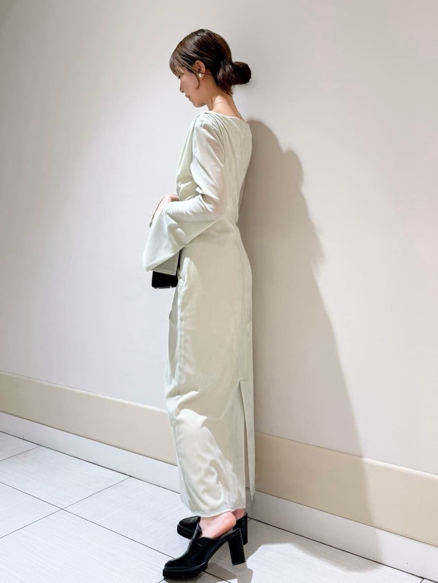 グリーン系のワンピース、ブラック系のショルダーバッグ、ブラック系のローファーを着用したレディースの秋コーディネートの2枚目の写真