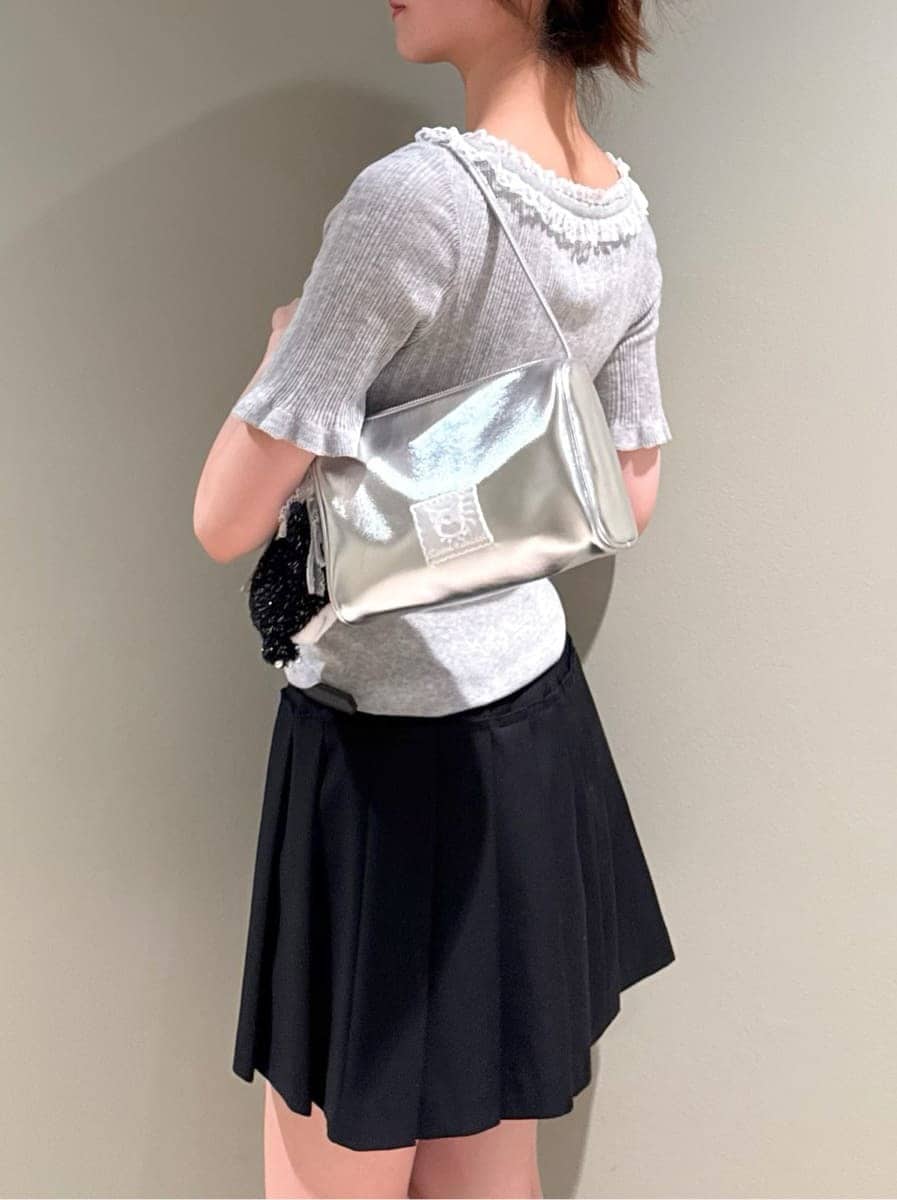 ブラック系のその他パンツ、ブラック系のサンダルを着用したレディースの夏コーディネートの4枚目の写真