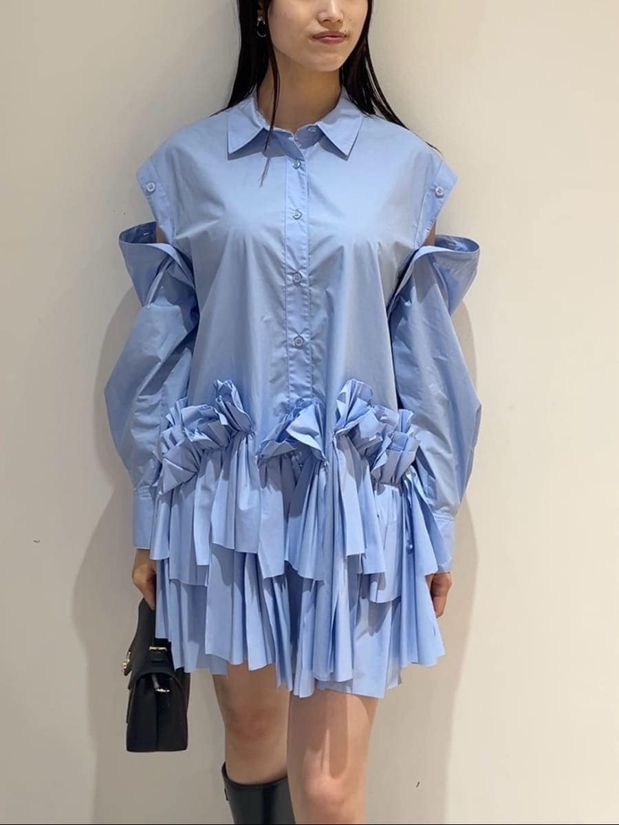 ブルー系のワンピース、ブラック系のブルゾン、ブラック系のブーツを着用したレディースの秋コーディネートの7枚目の写真