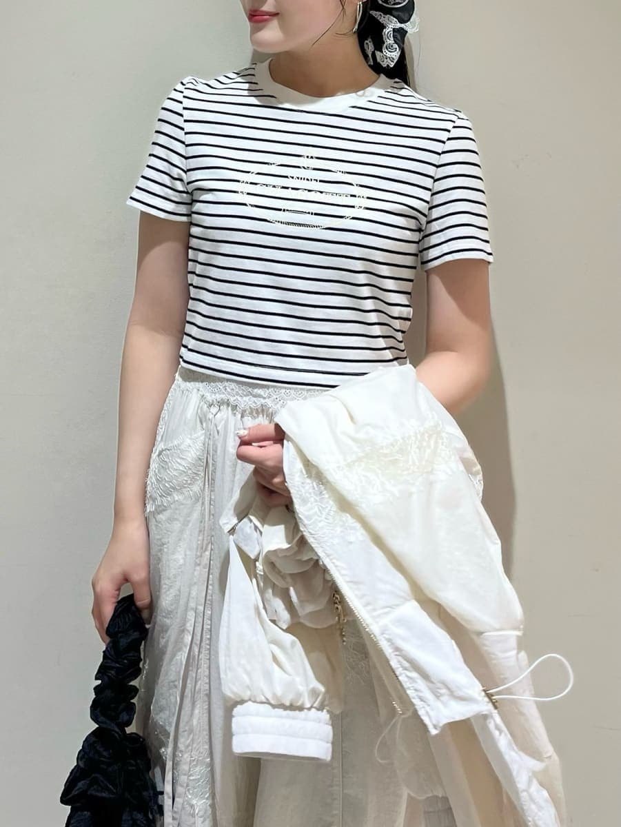 ホワイト系のブルゾン、ホワイト系のその他パンツ、その他のTシャツ/カットソーを着用したレディースの春コーディネートの7枚目の写真