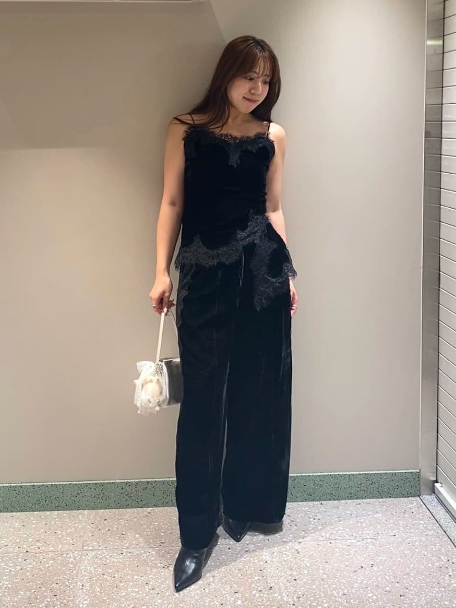 ブラック系のその他パンツ、ブラック系のキャミソール、ブラック系のブーツを着用したレディースの秋コーディネートの3枚目の写真