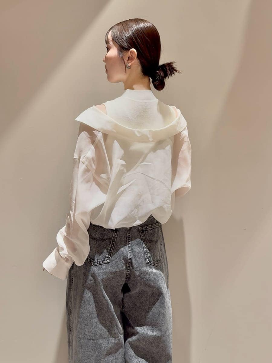 ホワイト系のニット/セーター、グレー系のデニムパンツ、ブラック系のローファーを着用したレディースの秋コーディネートの5枚目の写真