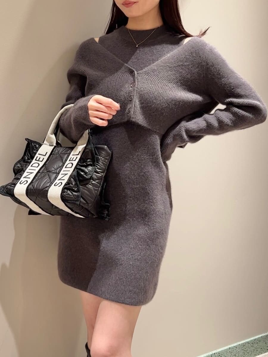 グレー系のワンピース、グレー系のカーディガン/ボレロ、ブラック系のハンドバッグを着用したレディースの秋コーディネートの5枚目の写真