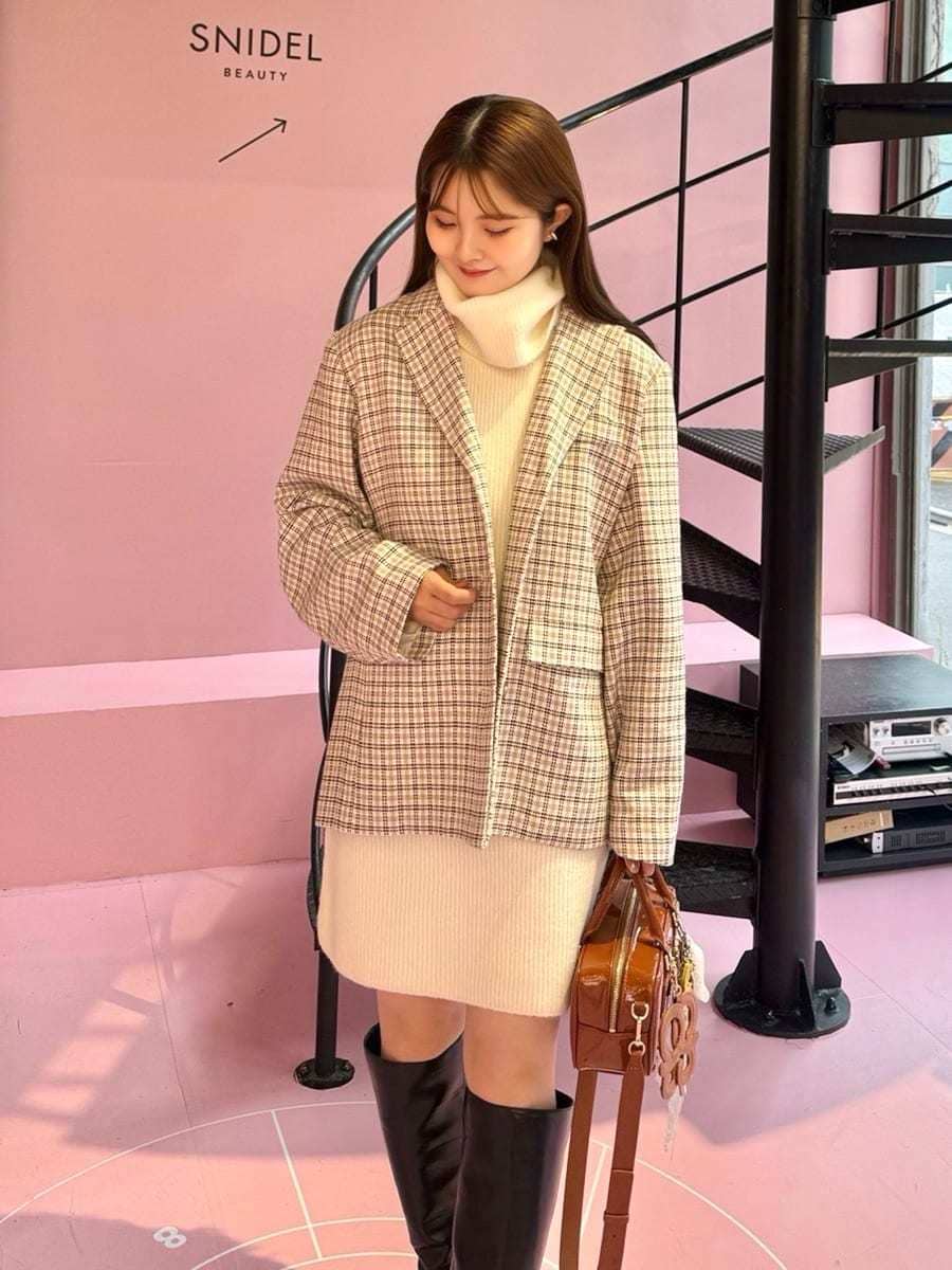 その他のテーラードジャケット、ホワイト系のワンピース、ブラック系のブーツを着用したレディースの秋コーディネートの3枚目の写真