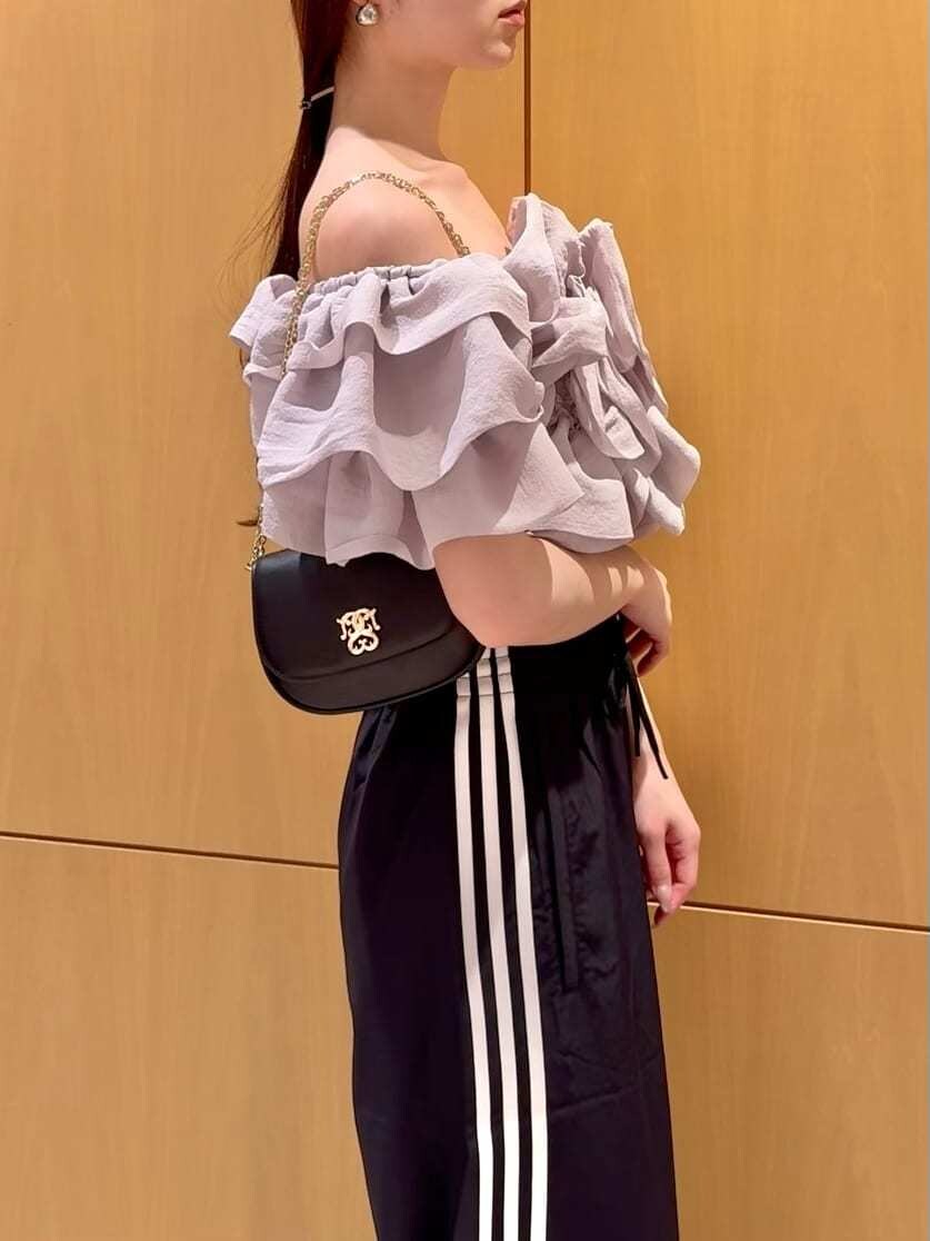 グレー系のシャツ/ブラウス、ブラック系のその他パンツ、ブラック系のショルダーバッグを着用したレディースの春コーディネートの5枚目の写真