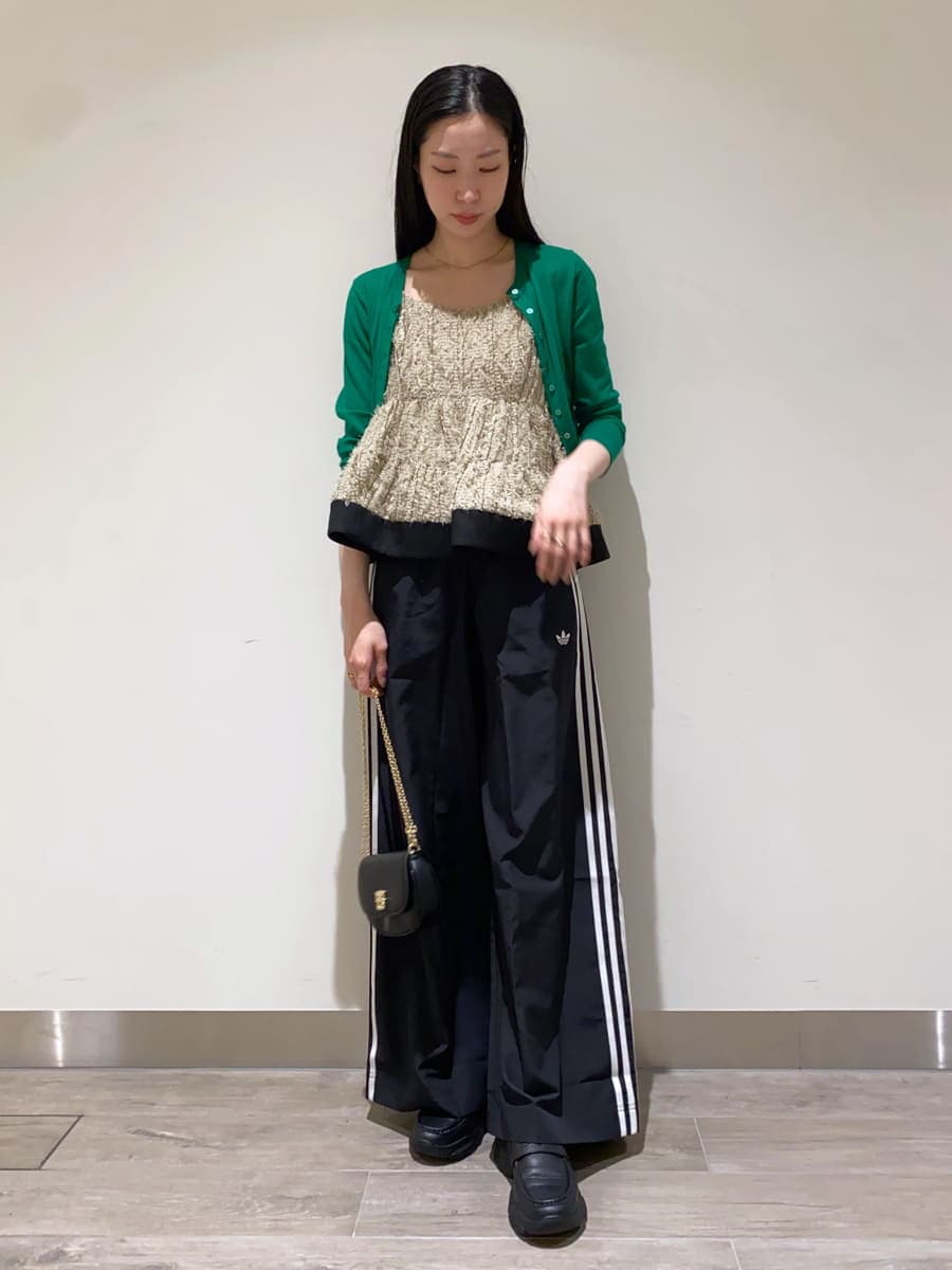 ベージュ系のその他トップス、グリーン系のカーディガン/ボレロ、ブラック系のその他パンツを着用したレディースの春コーディネートの2枚目の写真