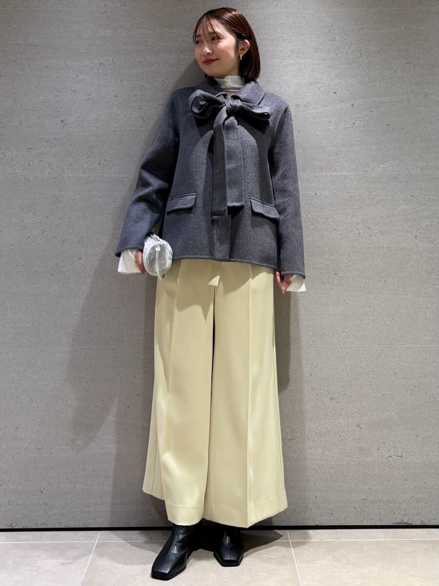 グレー系のテーラードジャケット、ホワイト系のニット/セーターを着用したレディースの秋コーディネートの4枚目の写真