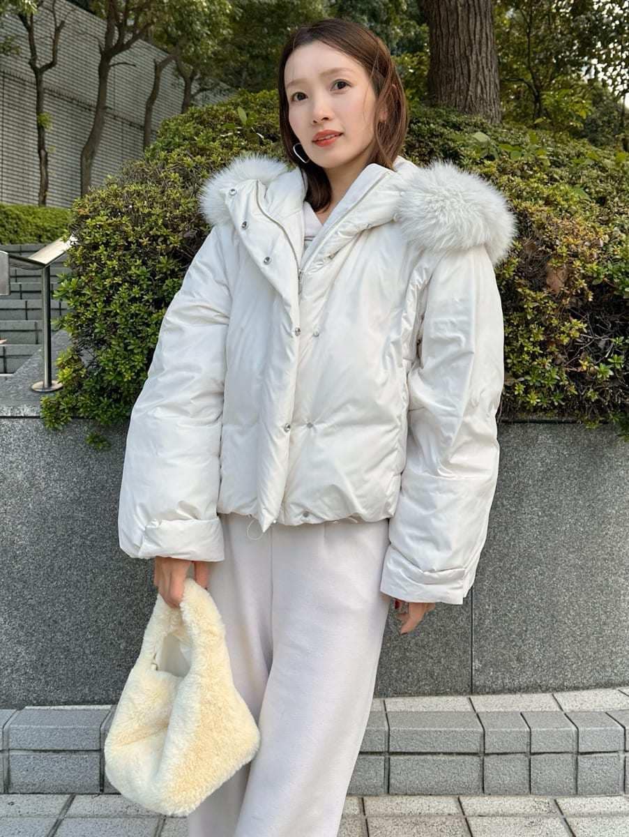 ホワイト系のダウンジャケット/コート、イエロー系のハンドバッグを着用したレディースの秋コーディネートの3枚目の写真