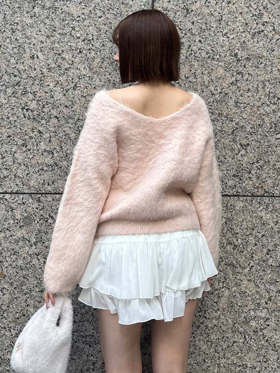 ブラック系のブーツ、ピンク系のニット/セーター、ホワイト系のその他パンツを着用したレディースの冬コーディネートの6枚目の写真