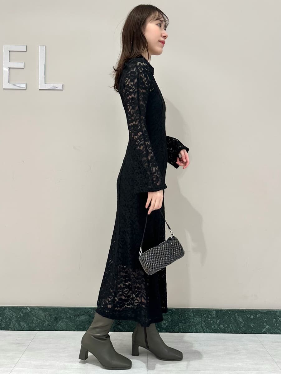 ブラック系のワンピースを着用したレディースの冬コーディネートの3枚目の写真