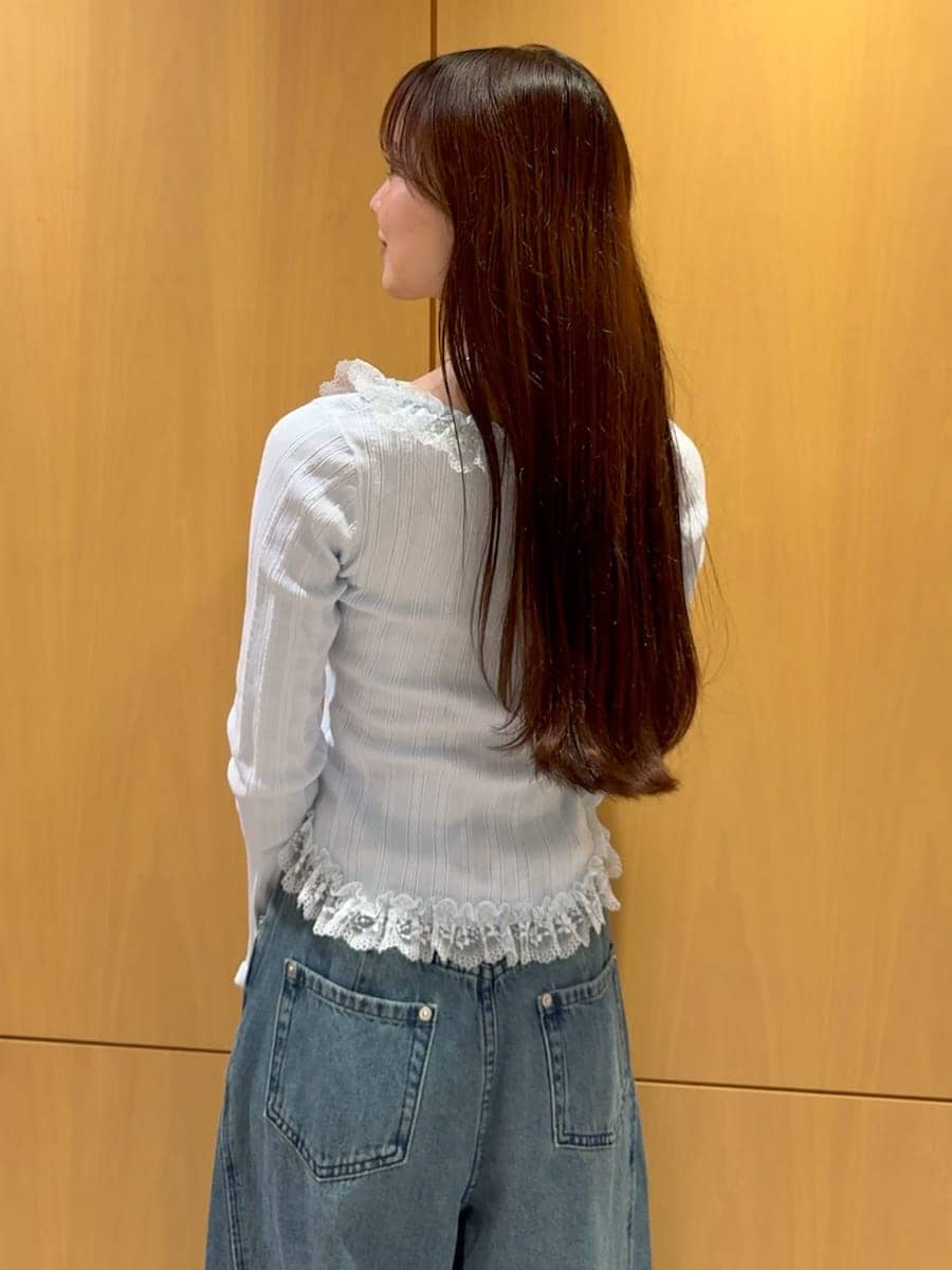 その他のサンダル、ブルー系のデニムパンツ、ブルー系のニット/セーターを着用したレディースの夏コーディネートの7枚目の写真