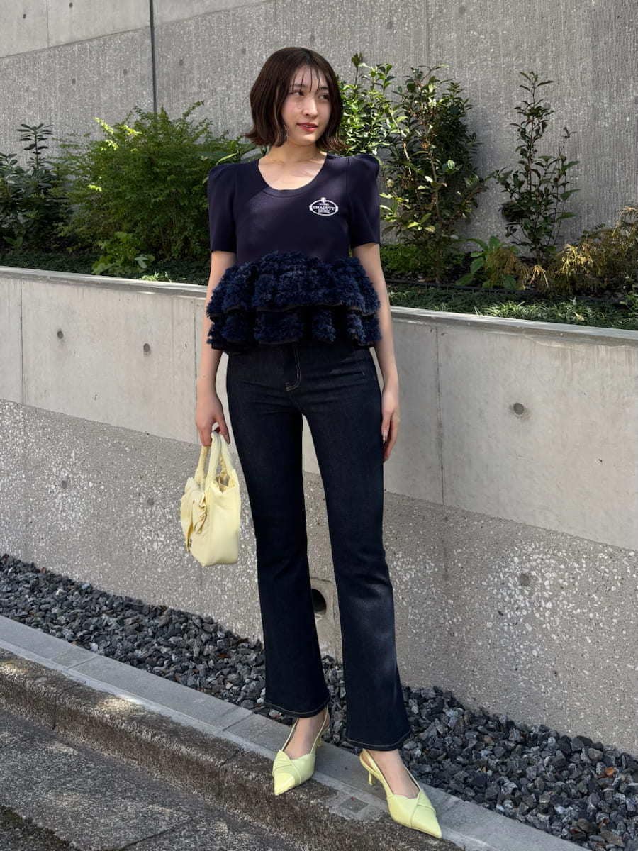 ブルー系のその他パンツ、ブルー系のニット/セーター、イエロー系のパンプスを着用したレディースの春コーディネートの4枚目の写真