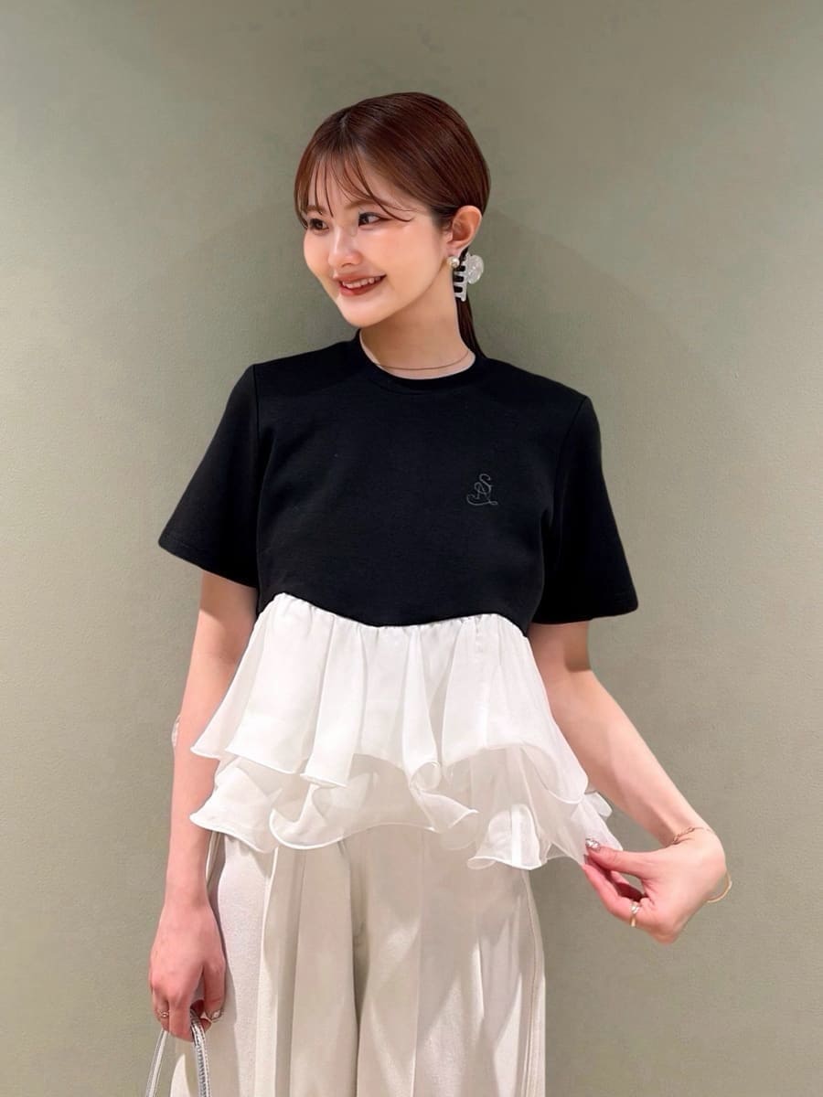 ホワイト系のデニムパンツ、ブラック系のTシャツ/カットソー、シルバー系のハンドバッグを着用したレディースの春コーディネートの2枚目の写真