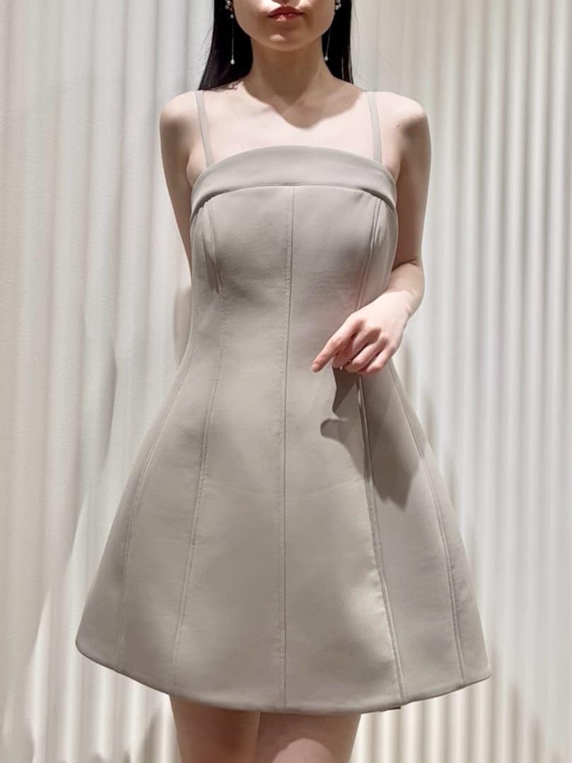 ホワイト系のテーラードジャケット、グリーン系のワンピース、ブラック系のハンドバッグを着用したレディースの冬コーディネートの4枚目の写真