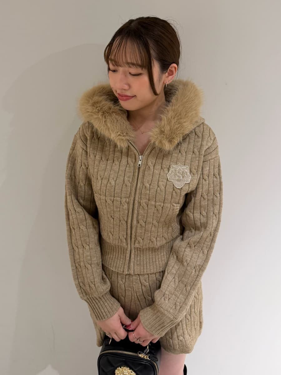 ブラウン系のその他パンツ、ブラウン系のパーカー、ブラック系のブーツを着用したレディースの秋コーディネートの4枚目の写真