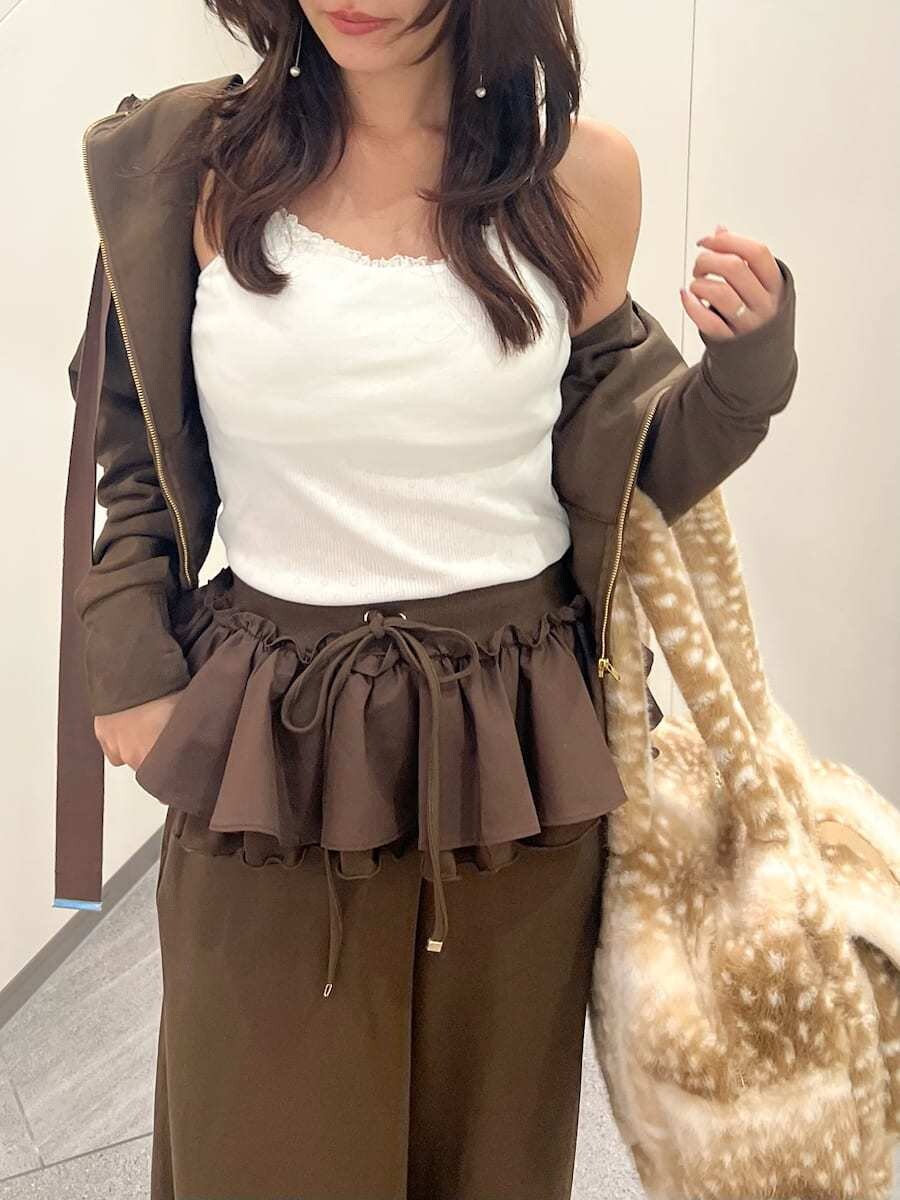 ブラウン系のその他パンツ、ブラウン系のパーカー、ホワイト系のキャミソールを着用したレディースの夏コーディネートの4枚目の写真