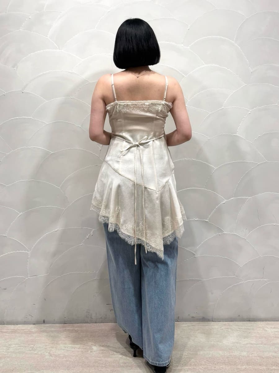 ベージュ系のテーラードジャケット、ブルー系のデニムパンツ、ホワイト系のキャミソールを着用したレディースの春コーディネートの6枚目の写真