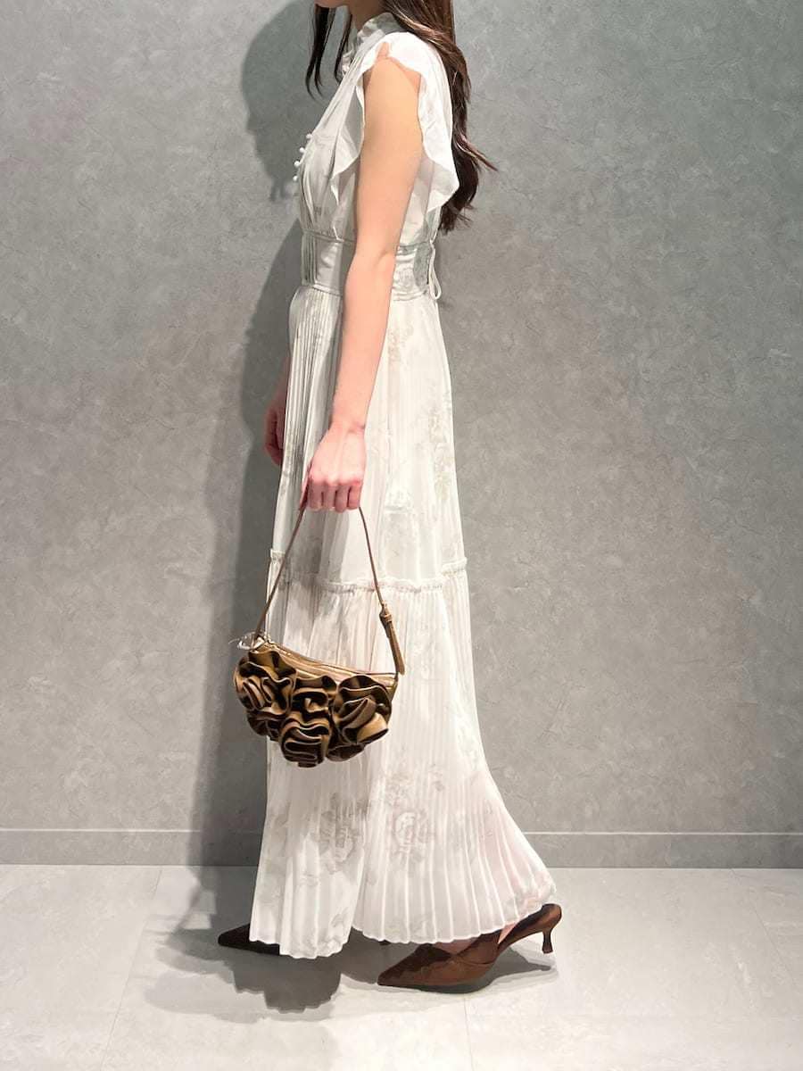 ホワイト系のテーラードジャケット、ピンク系のワンピース、ブラウン系のパンプスを着用したレディースの春コーディネートの2枚目の写真