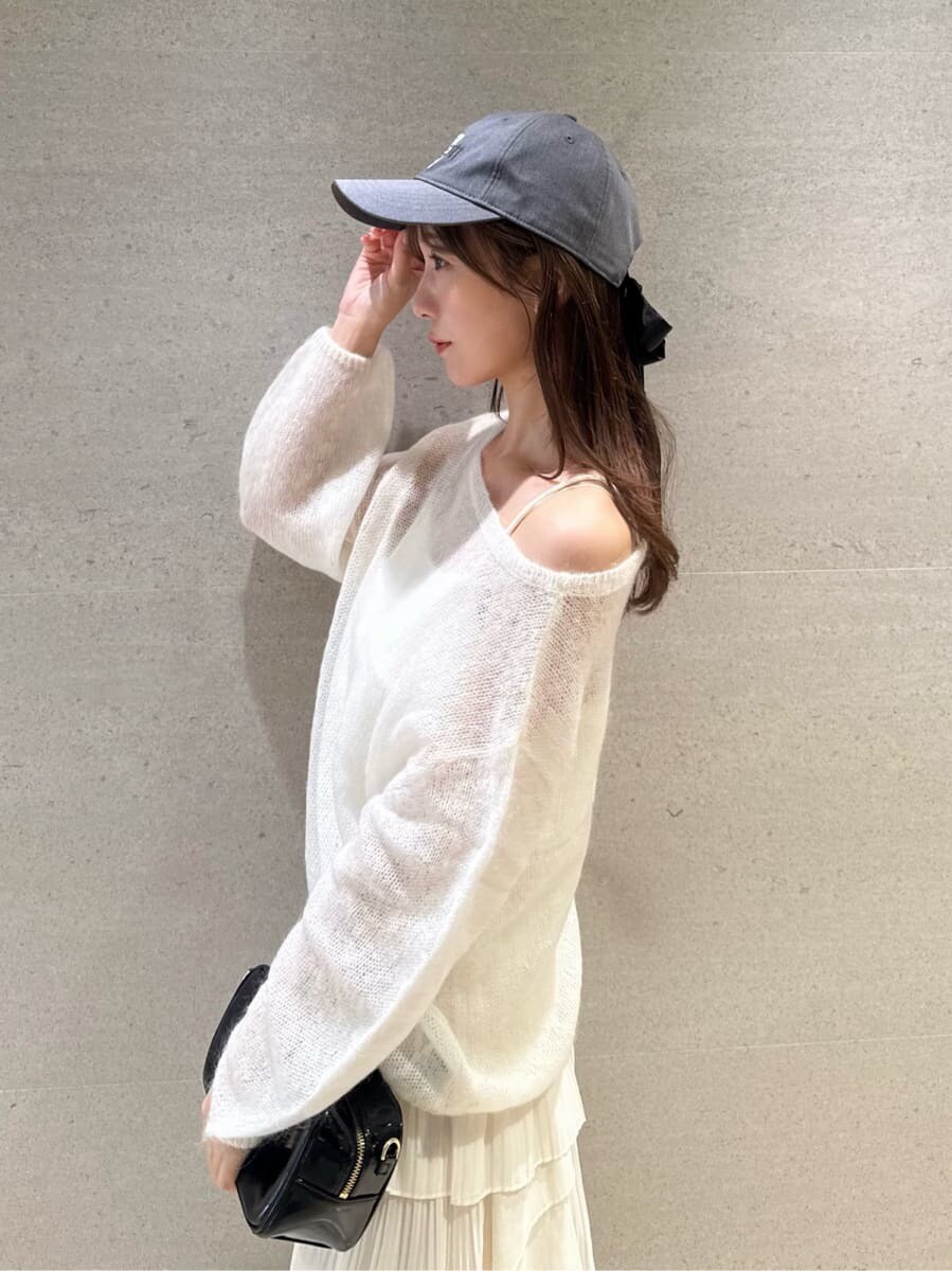 ホワイト系のニット/セーター、ホワイト系のスカート、ホワイト系のキャミソールを着用したレディースの秋コーディネートの6枚目の写真