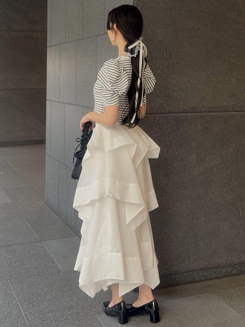 ホワイト系のスカート、その他のカーディガン/ボレロ、ブラック系のパンプスを着用したレディースの春コーディネートの3枚目の写真