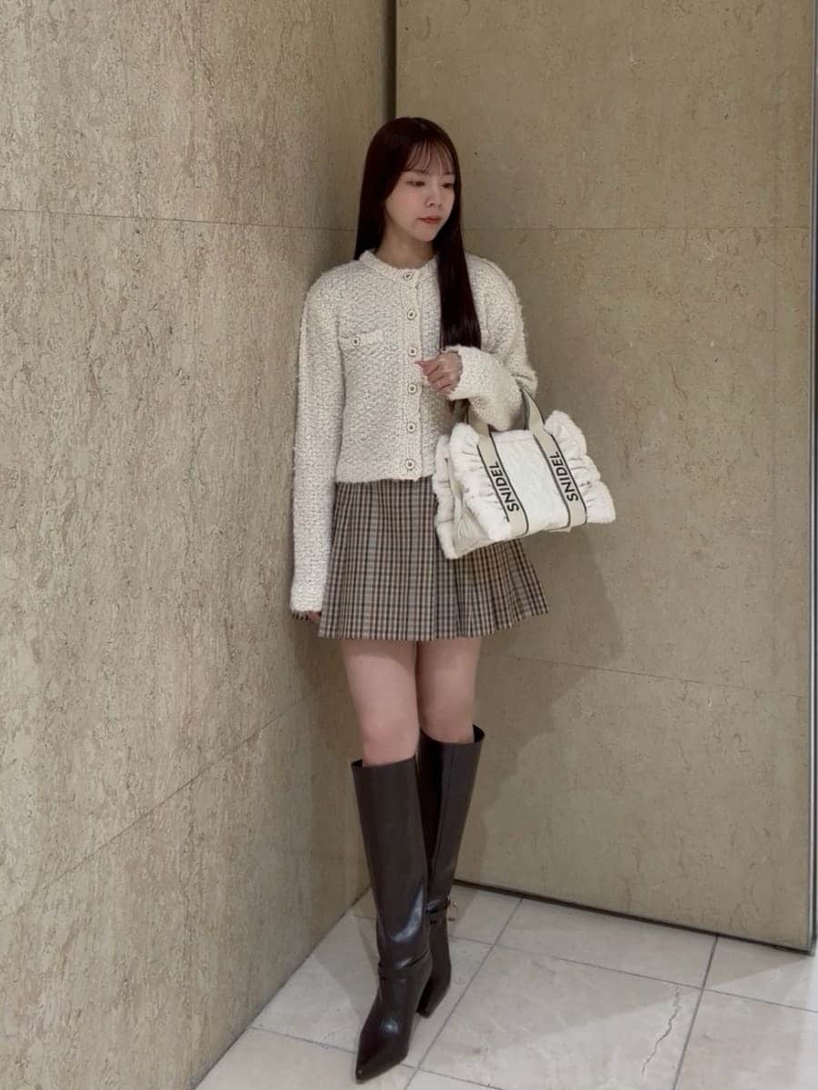 ホワイト系のノーカラージャケット、ベージュ系のその他パンツ、ブラウン系のブーツを着用したレディースの秋コーディネートの2枚目の写真