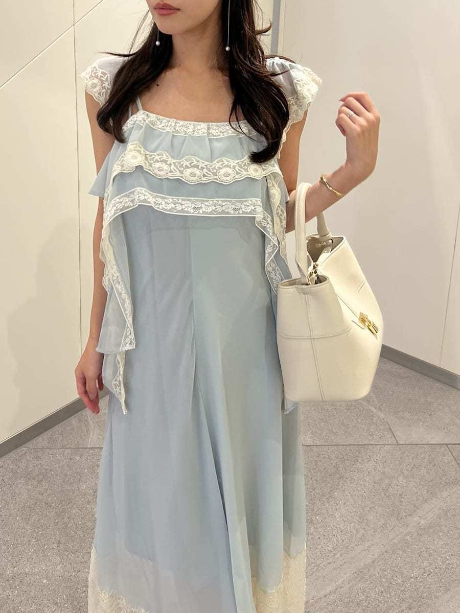 ホワイト系のハンドバッグ、ブルー系のワンピース、その他のサンダルを着用したレディースの夏コーディネートの4枚目の写真