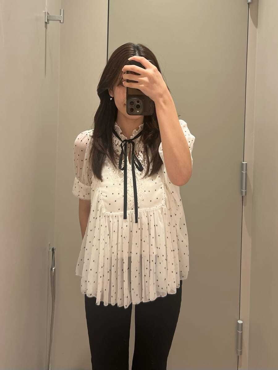 ブラック系のその他パンツ、ブラック系のハンドバッグ、ブラック系のパンプスを着用したレディースの春コーディネートの6枚目の写真