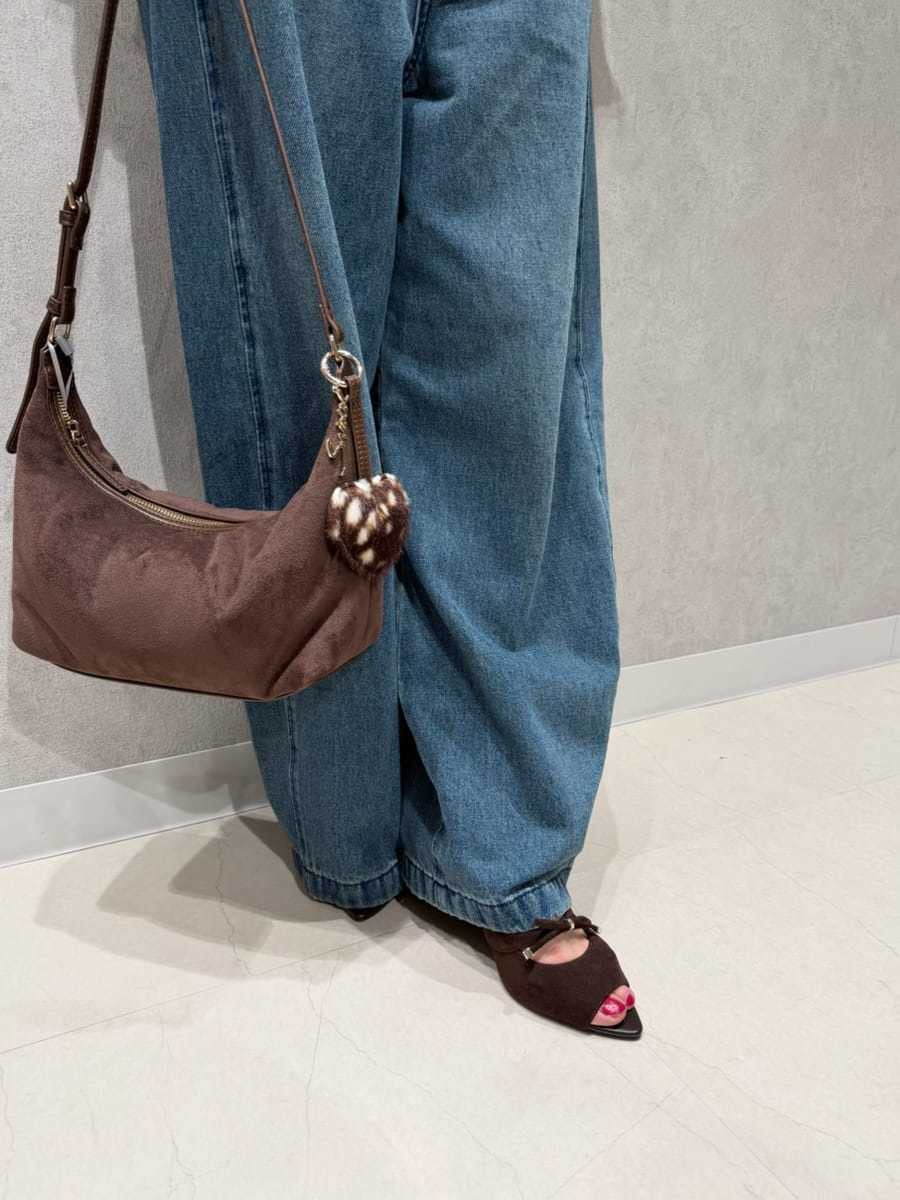 ブルー系のデニムパンツ、イエロー系のニット/セーター、ブラウン系のサンダルを着用したレディースの夏コーディネートの8枚目の写真
