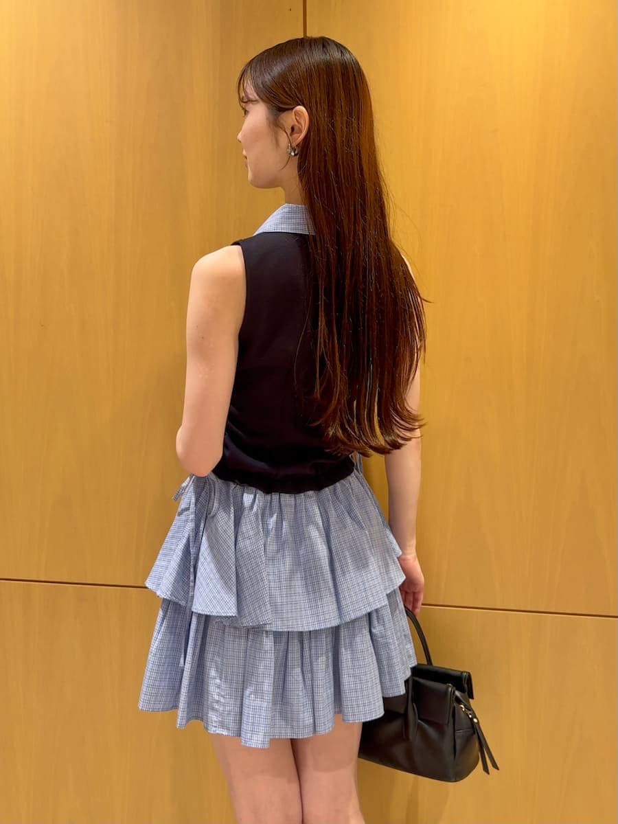 ブルー系のワンピース、ブラック系のボストンバッグを着用したレディースの夏コーディネートの7枚目の写真
